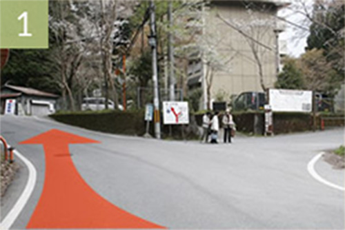 吉野駅を過ぎてからの分かれ道。当館へは道なりに直進してください。ちなみに右へ曲がると「七曲り」の道へ通じています。